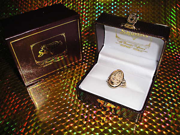 gold_cameo_ring_at_Squitti's